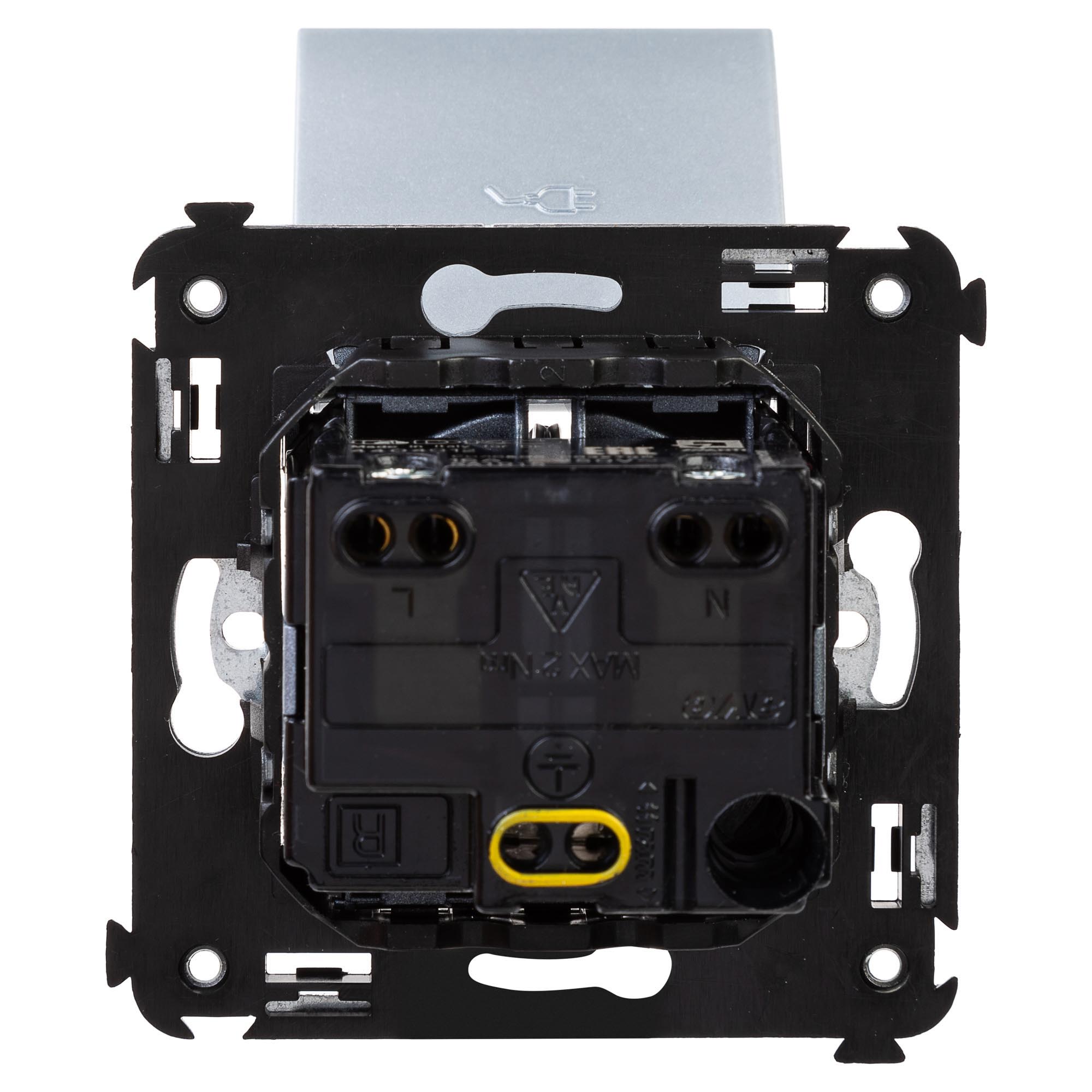 Розетка с крышкой в стену, 2P+E, с з/ш, Avanti, закаленная сталь