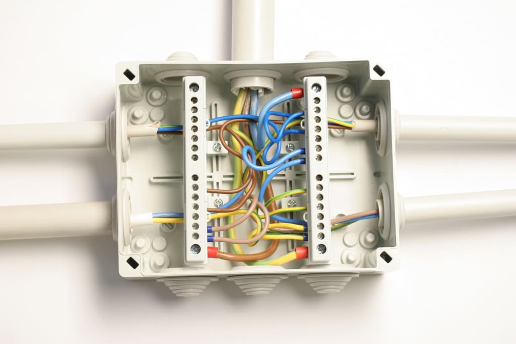 Уличная проводка по воздуху какую гофру выбрать и как монтировать